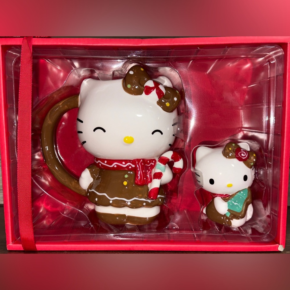 SUPER CUTE 🥰 HELLO KITTY CHRISTMAS FIGURINE  GINGERBREAD MUG & FIGURINE GIFT SET